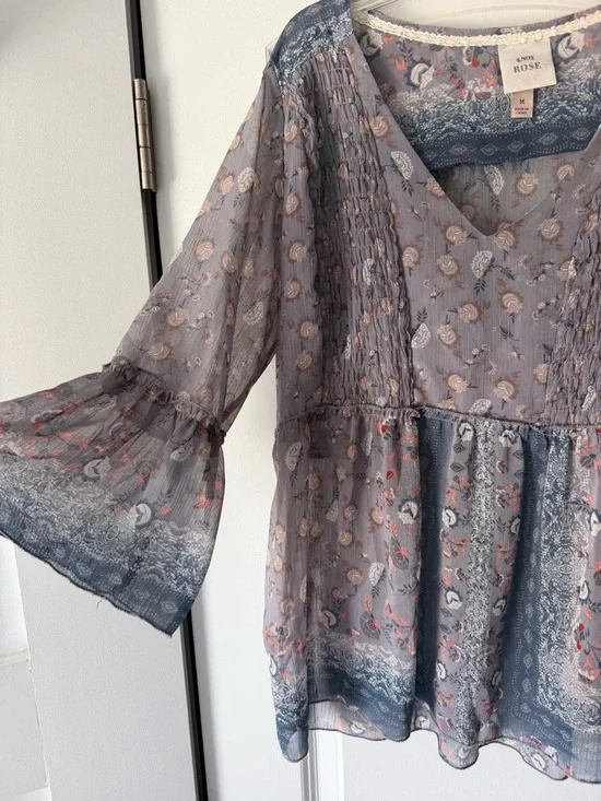 Knox Rose Gray Floral V-Neck Pintuck Peasant Top - Picture 2 of 4